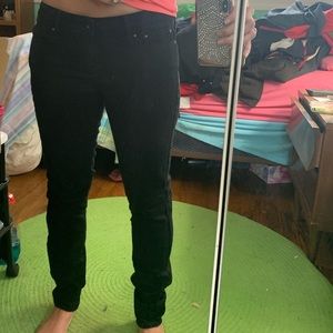 Levi’s midrise skinny jean in black. 28 inch waist